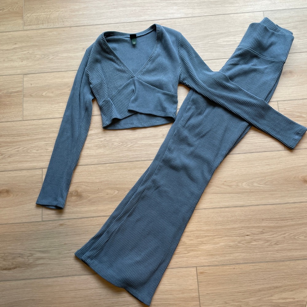 Wild Fable Ribbed Knit 2 Piece Set Blue V-Neck Crop Top Flare Leg Pants Medium